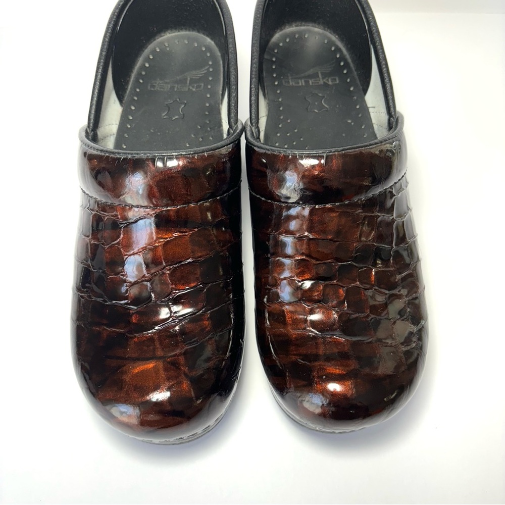 Dansko Brown Patent Leather Clogs Croc Embossed Comfort Nursing Shoes - Picture 5 of 12